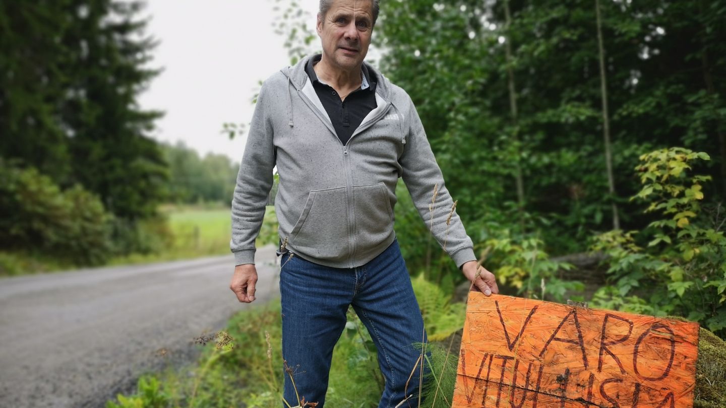 Homemade Signs Warn Drivers of 'Fucking Holes' on Poorly Maintained Finnish Road