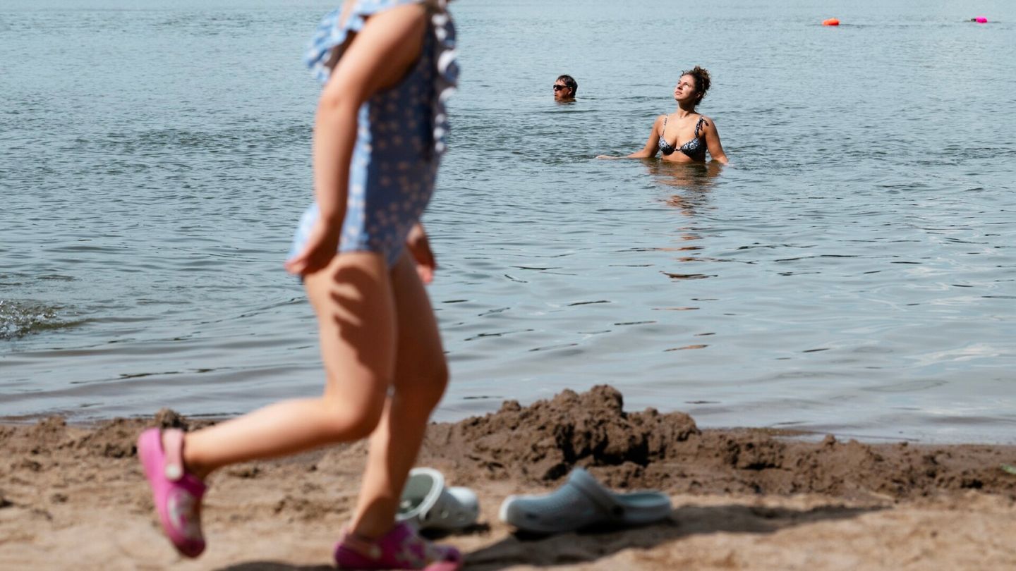 Uimataito | Syvässä vedessä Elif Gashille iskee paniikki, joten jalkojen on yletyttävä aina pohjaan