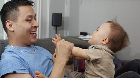 Christopher Gullmans haaveili ennen isäksi tulemistaan, että voisi viedä lapsensa vauvauintiin. Niin hän teki. ”Amadeus muistuttaa olemassaolollaan minulle joka päivä, että ei tarvitse sopia joukkoon tai olla ihan tavallinen tullakseen rakastetuksi.”