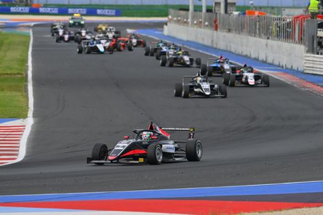 Luka Sammalisto avasi Italian formula 4 -kauden kolmossijalla, joka muuttui tuomaripäätöksellä sijaksi seitsemän.