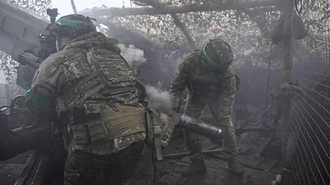 Ukrainalaissotilaat latasivat haupitsia Donetskin rintamalla torstaina.