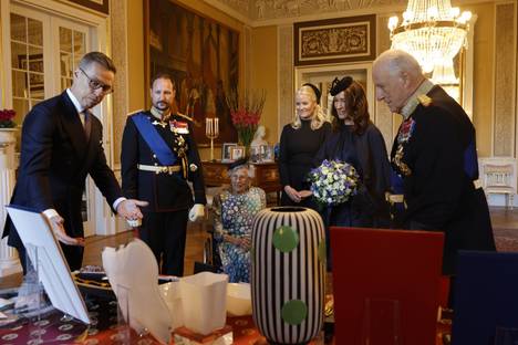 The presidential couple and the Norwegian royal family discussed the gifts and honors that were distributed on both sides. The king and queen received a glass Aalto flower from Finland.