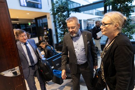 Anneli Auer on ollut kuulemassa lastensa sekä Jens Ihlen ja veljensä todistukset. Kuvassa Auerin avustaja Markku Fredman (kesk.) ja Ihlen avustaja Kaarle Gummerus.