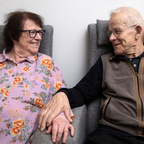 Sirpa Haapaniemi, 77, ja Mauno Rantanen, 87, ovat onnellisia löydettyään toisensa. Haapaniemi sanoo, ettei tunne itseään vanhaksi. ”Aivan kuin olisi suorastaan jopa vähän tyttömäinen olo.”