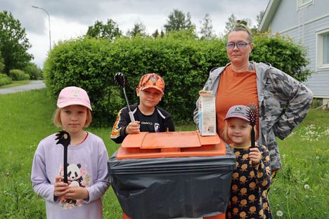 Satu Reini on saanut lapsenlapset innostumaan etanajahdista. Taika (vas.), Niklas ja Helmi keräävät espanjansiruetanat spagettikauhoilla tyhjiin maitopurkkeihin. Reini huolehtii lapsenlapsien saaliin oikeanlaisesta hävittämisestä. 