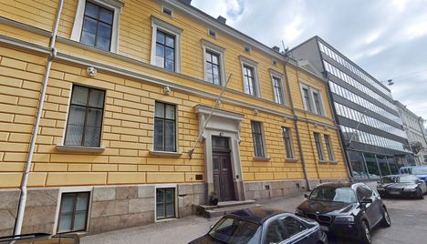 Mariankatu 11 (etualalla) ja Mariankatu 9 (taustalla) tulivat myyntiin huhtikuun alussa. Mariankatu 11 on suojeltu kulttuurihistoriallisesti arvokkaana rakennuksena. Uusrenessanssitalo valmistui kouluksi vuonna 1877. Mariankatu 9 valmistui vuonna 1960.