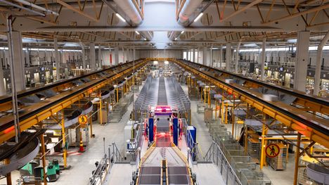 Postin logistiikkakeskus Vantaalla on Suomen suurin pakettilajittelukeskus, joka käsittelee yli 70 prosenttia kotimaan pakettilähetyksistä. Se on 94 000 neliötä.