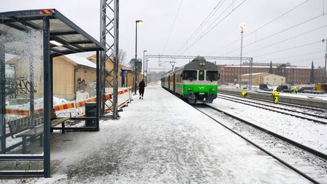 Arkistokuvassa vanhanmallinen Sm2-lähijuna Nokialla marraskuussa 2024.