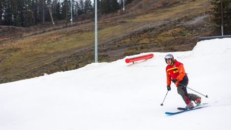 Mustavuoressa suurin osa rinteistä on edelleen kiinni, mutta laskettelemaan pääsee rajoitetusti. Kuvassa Mustavuoren johtaja Jari Kaaja.