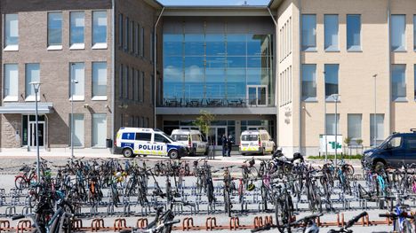 Poliisi sai hälytyksen Pirkkalan Vähäjärven koululle tiistaina kello 10.41. 16-vuotiaan pojan epäillään puukottaneen kolmea alle 15-vuotiasta tyttöä. 