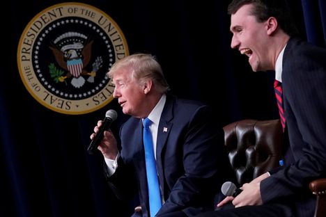 Kirk esiintyi presidentti Trumpin kanssa Valkoisessa talossa vuonna 2018.