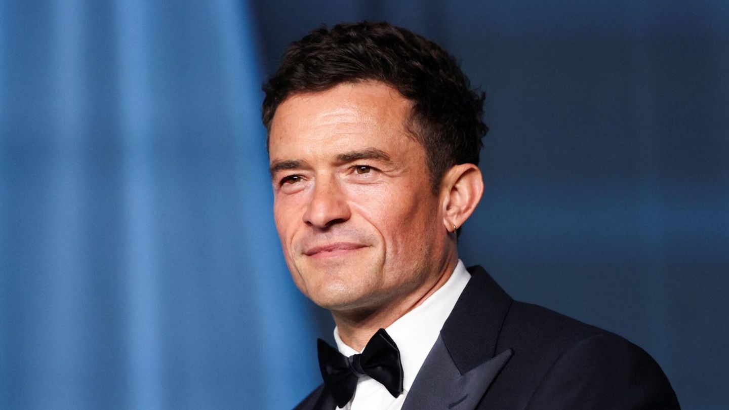 Orlando Bloom poseerasi ex-vaimokseen pukeutuneen naisen kanssa – kritiikkiä sataa