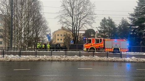 Poliisin Paasikivenkadulla alkanut takaa-ajotilanne päättyi maanantaina Tampereen kansainvälisen koulun kiviaitaan Sepänkadulla.
