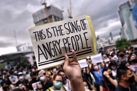 Mielenosoittajat vaativat Anon Numpan vapauttamista Bangkokissa järjestetyssä protestissa vuonna 2020.