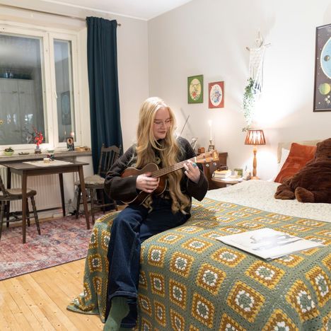 Iida Juola soittaa ukulelea ja kitaraa. Kotoa löytyvä kitara on kulkenut suvussa äidin isältä muffalta Juolan isälle ja lopulta Juolalle. ”Sanoisin että pääsoittimeni on ukulele. Kitaran kanssa en ole vielä kovin lahjakas.”