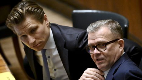 Puolustusministeri Antti Häkkänen (kok) ja pääministeri Petteri Orpo (kok) eduskunnassa 11. marraskuuta.