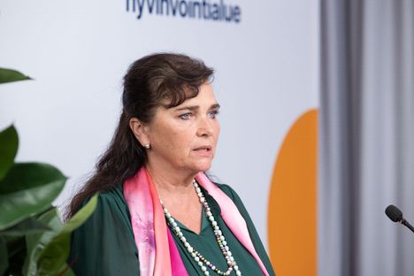 Hyvinvointialuejohtaja Marina Erhola sanoo, että yt-neuvotteluiden tarkka sisältö on toistaiseksi salassa pidettävää tietoa. Päätösten toimeenpano ja neuvottelut henkilöstön kanssa aloitetaan vasta aluehallituksen kokouksen jälkeen 20. marraskuuta.