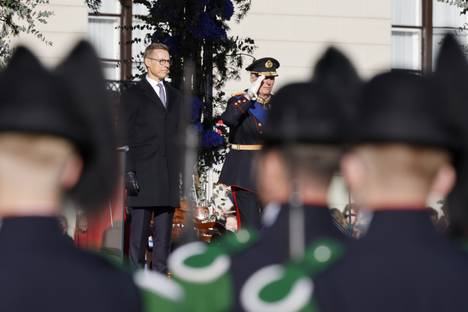 Stubb and King Harald salute the honor guard.