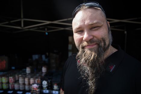 Poppamiehen perustaja Marko Suksi ei suunnittele työtuntien vähentämistä. Hän jatkaa Saarioisten kaupan jälkeen reseptiikan parissa tuotekehitysjohtajana.