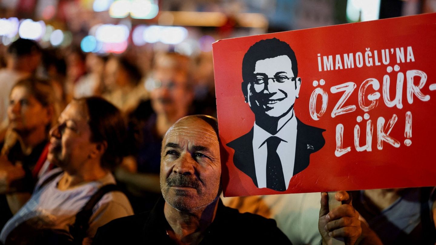 Turkki | Syyttäjä vaatii Istanbulin pormestarille 2 000 vuoden vankeutta