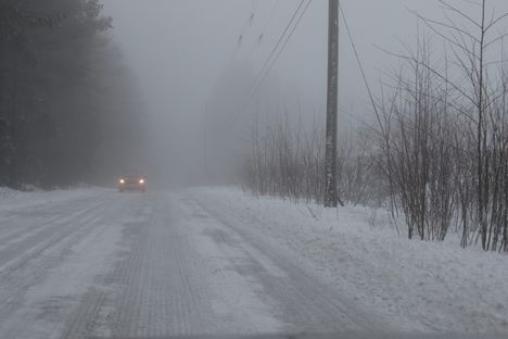 Sumu heikensi näkyvyyttä Koukkujärventiellä tiistaina 28.1.2025. Kuvaaja: Pirjo Räisänen