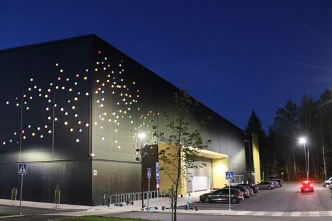 kävelin eilen torstaina palloiluhallin ohi, olipa se kaunis iltavalaistuksessa.Nokian palloiluareena, markkinointinimeltään AGCO Power Arena, kuvattu 3.10.24 illan hämärässäLukijan kuva