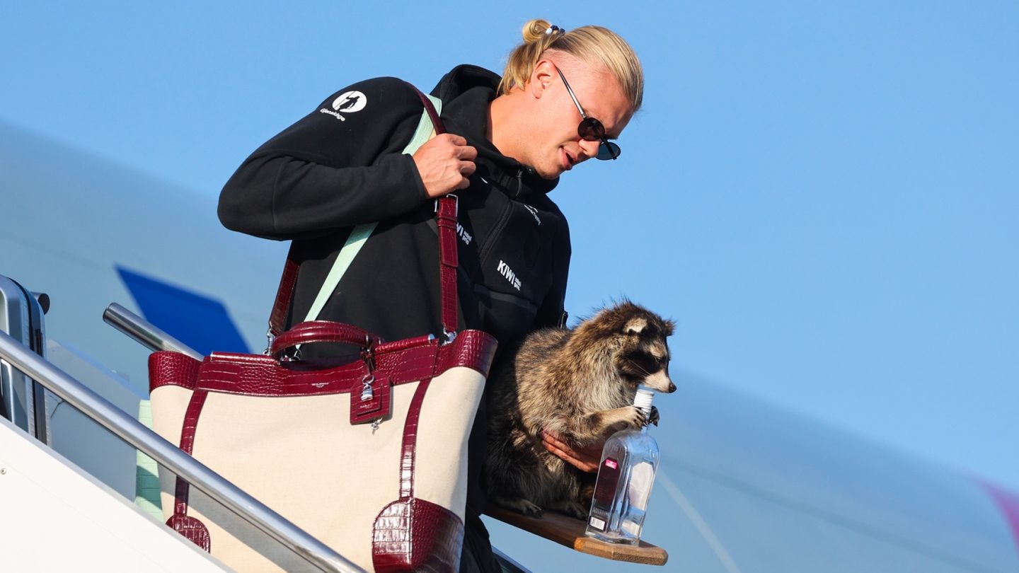 Norway's World Cup team returns home to massive crowds