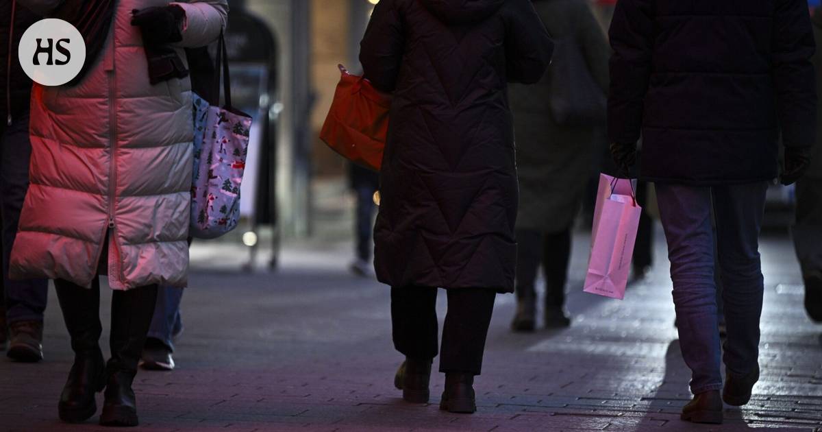 Consumers’ economic confidence sank to the weakest since last spring