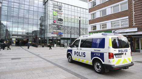  Poliisiauto kauppakeskus Valkean ulkopuolella Oulussa 23. lokakuuta.