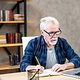 Aikaa pihatöille ei ole, joten Ramin ravintolan pihapiirin nurmikon trimmaamisesta vastaa viime kesänä EVX Storesta hankittu robottiruohonleikkuri.