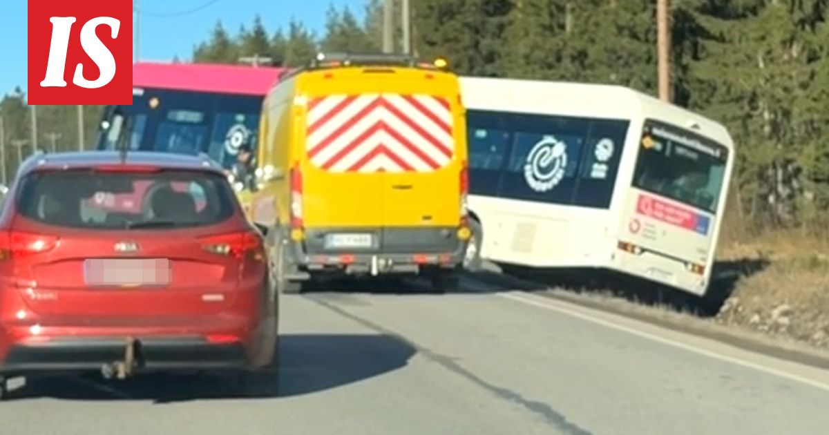 Bussi suistui ojaan Oulussa