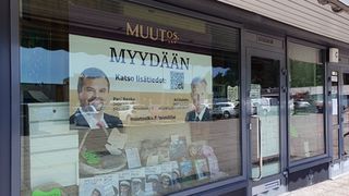 Foto-Elmerin liiketila Pirkkalaistorilla on myytävänä omistajien jäätyä eläkkeelle pitkän uran jälkeen. 