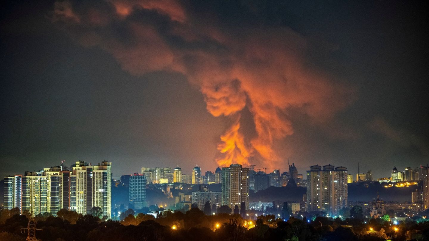 Ukraine must prepare for stronger Russian offensive as air defenses weaken, expert warns