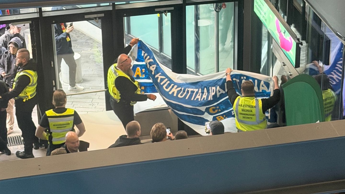 Jokerien fanien lakana takavarikoitiin ennen peliä, mutta ilmestyi silti katsomoon