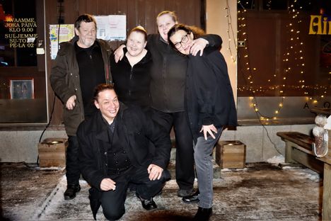Viisikon viimeinen potretti: Tero Nyman, Hannu Kivinen, Anni Raita-aho, Merja ”Memmu” Lehtonen ja Tiina ”Tintti” Lintula.