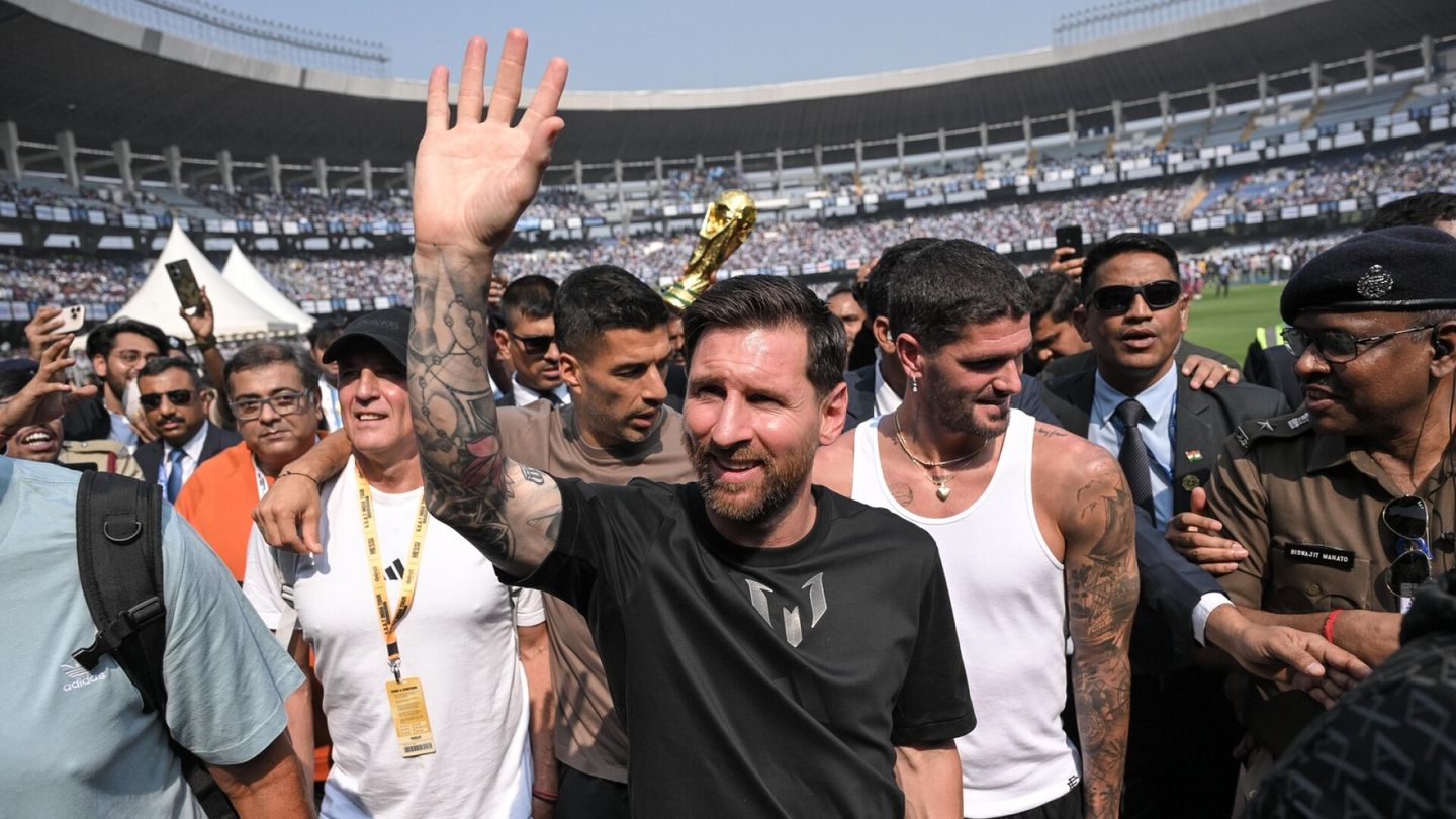 Jalkapallo | 80 000 fania pettyi Lionel Messin esiintymiseen Intiassa ja stadionilla alkoi kaaos