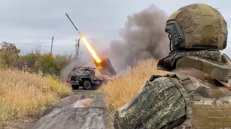 Venäjän hyökkäysjoukkojen sotilas seuraa 122 mm:n BM-30 Grad-raketinheittimen tulitusta kohti Ukrainan asemia pian neljä vuotta kestäneessä sodassa. Venäjä tähtää yhä Ukrainan täyteen alistamiseen. 