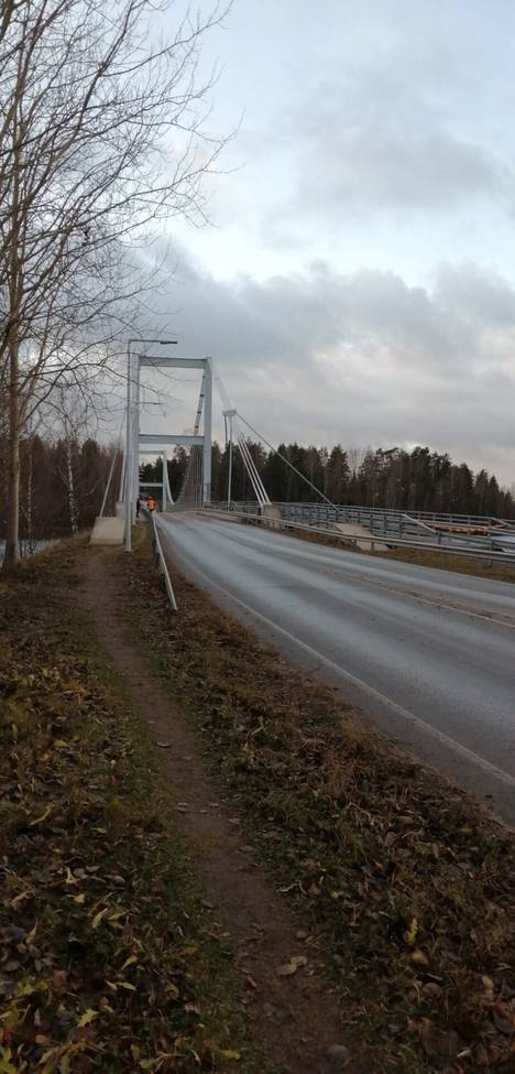 Louhunsalmen silta on ainoa väylä Lehtisaareen ja Muuratsaloon.