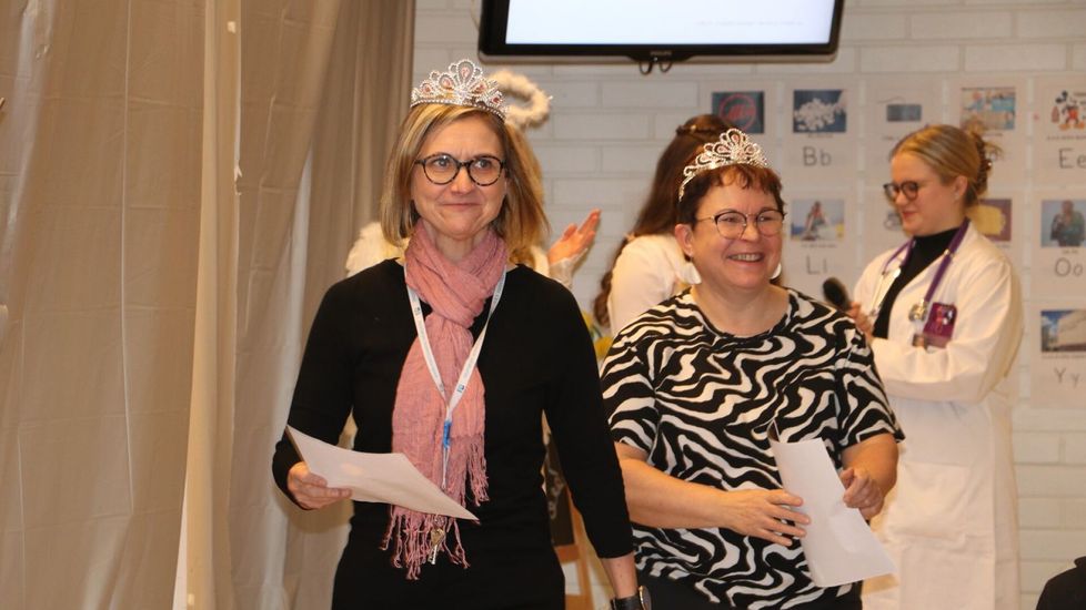 Ruotsin ja äidinkielen lehtorit Säde Vuorela ja Sirpa Pigg-Aulamo kruunattiin kannustavista opetusmetodeistaan.