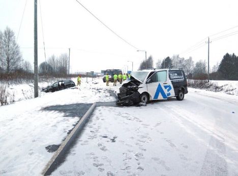 Perheenäidin kuljettama tila-auto rysähti perä edellä pakettiauton keulaan.
