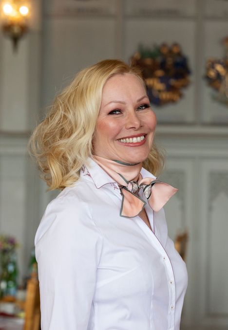 Takavuosien tv-tähti Sara Ramsay jätti julkisuuden, meni naimisiin ja ...