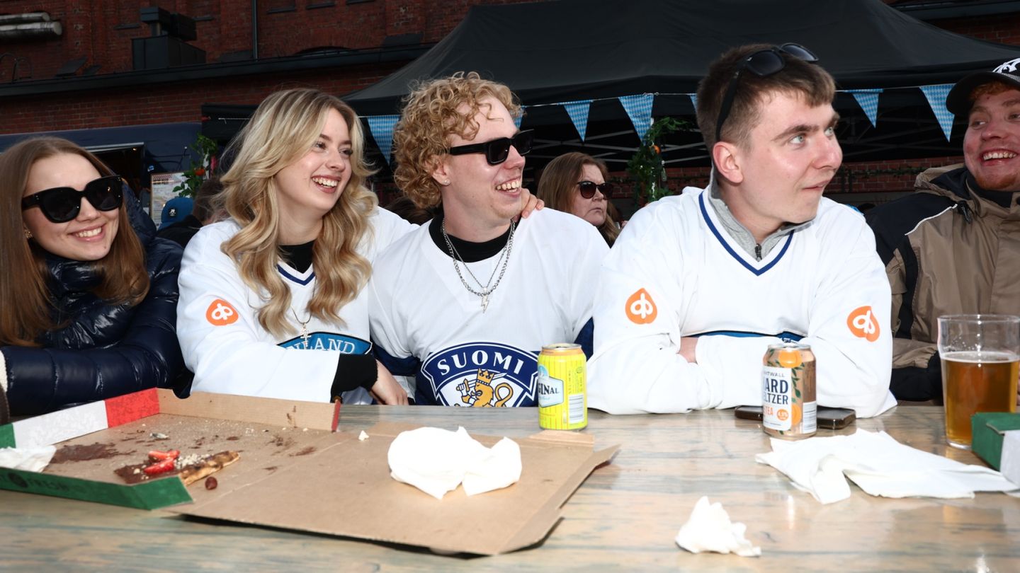 Finnish fans flock to Helsinki for World Championship hockey final