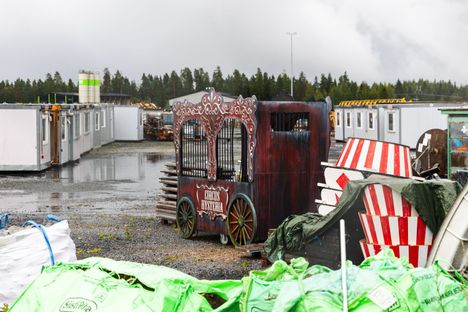 Samalla alueella, jossa vihaiset linnut ovat säilytyksessä, on rekvisiittaa myös esimerkiksi Särkänniemen Karmivasta karnevaalista. 