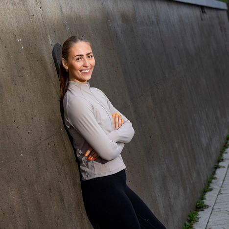 Jenni Puhakka kuvailee olevansa hyvä pärjäämään. ”Ihan sama mitä tulee eteen, niin kyllä minä pärjään.” Samaan hengenvetoon Puhakka toteaa, että osaa kyllä myös sanoa, kun ei enää pysty. ”En ole liian hyvä pärjäämisessä, mutta en myöskään luovuta helpolla. Jos täytyy puskea, niin sitten pusketaan.”