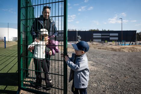 On the sunny day of April, Linda Kamula is out in the sports park with her children Stella, 5, and Iivo, 2. Kamula has noticed from social media that the hall project has shared locals.