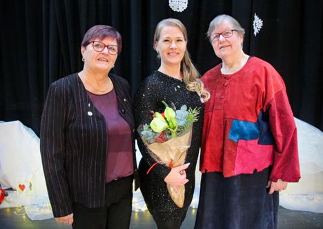 Nokian Pyryn Hanna Yli-Hankala-Peräluoma (keskellä) palkittiin Pyryn voimistelijoiden joulujuhlassa TUL:n kultaisella voimistelujohtajamerkillä. Palkinnon luovutti Aira Ikonen (oik.) TUL:n Tampereen piiristä, onnittelemassa myös Pyryn voimistelujaoston puheenjohtaja Pirjo Heiskanen (vas.).