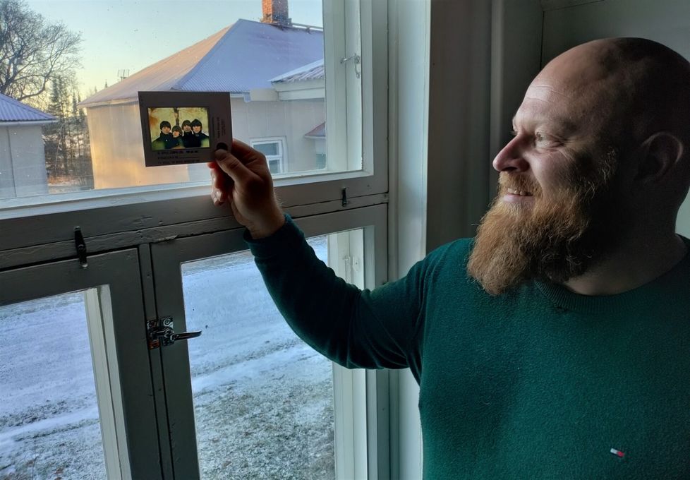 Siurolaisella huutokauppameklarilla, Huutokauppahuone Aleksia pyörittävällä Sami Taustilalla on käsissään ainutlaatuinen toimeksianto. Kahden vuoden työn jälkeen hän  pääsee viimein huutokauppaamaan länsilontoolaiselta roskalavalta vuonna 2001 löytyneitä The Beatles -yhtyeen diakuvia.