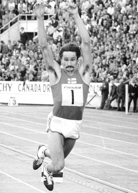 Täysosumaa on odoteltu Pentti Kuukasjärveltä pitkin kesää — nyt sellainen tuli. Rytmikkäät loikat lähestyvät 17 metrin rajaa, jonka rikkominen nostaisi miehen olympiasuosikkien etujoukkoon.