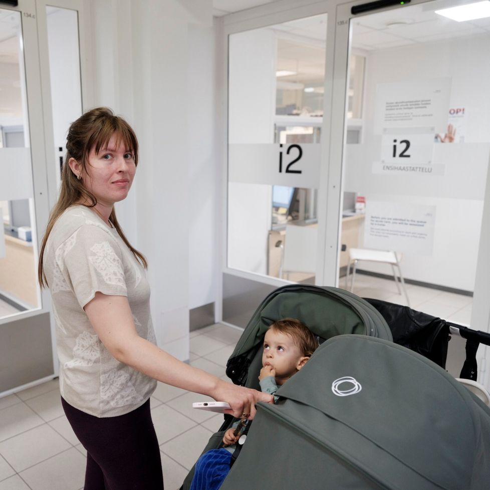 Marie Määttä ja 2-vuotias Masin Fdail asioivat Tuiran hyvinvointikeskuksessa, mutta heidät ohjattiin hakemaan palvelua neuvolasta.