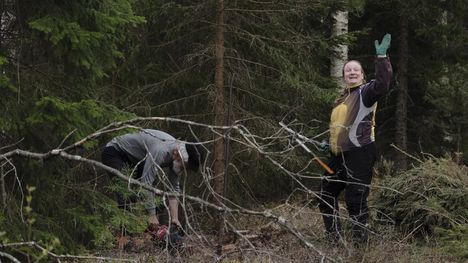 Matti Häppölä ja Jenni Rintala ahkeroivat muiden mukana luontopolkua Tarinmaalle.